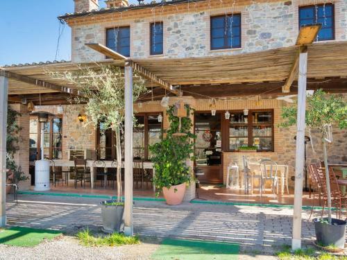 Quaint Cottage In Citt� Della Pieve With Swimming Pool