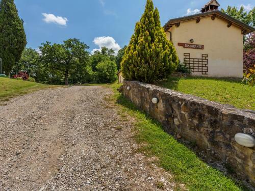 Rustic Holiday Home In Citt� Di Castello With Swimming Pool