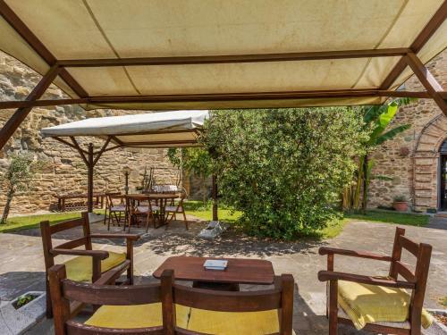 Rustic Holiday Home In Citt� Di Castello With Swimming Pool