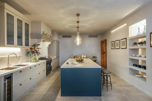 Civitanova Alta Villa Sleeps 20 With Pool And Air Con