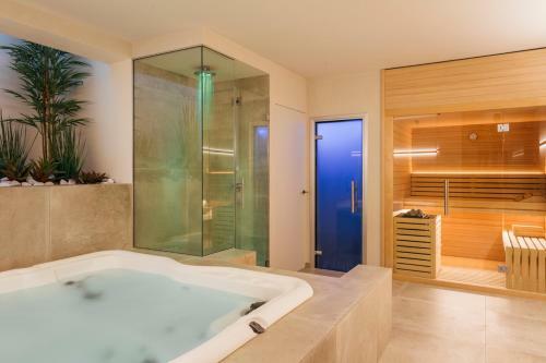 Civitanova Alta Villa Sleeps 20 With Pool And Air Con