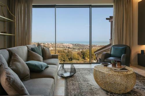 Civitanova Alta Villa Sleeps 20 With Pool And Air Con