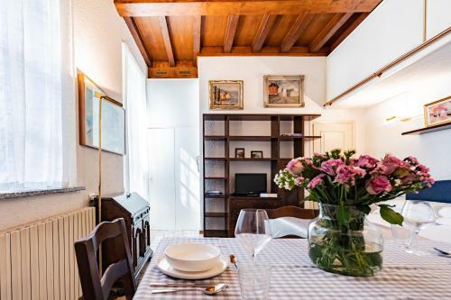 Vintage Chic Apartment By Rentallcomo