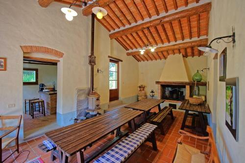 Montecchio Apartment Sleeps 6 With Pool And Air Con