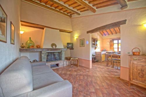 Montecchio Apartment Sleeps 6 With Pool And Air Con