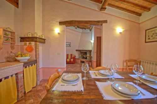 Montecchio Apartment Sleeps 6 With Pool