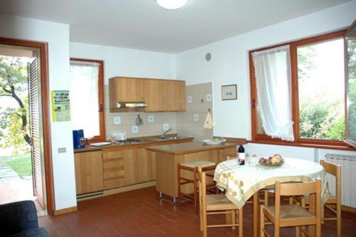 Garda Apartment Sleeps 6 With Pool And Wifi