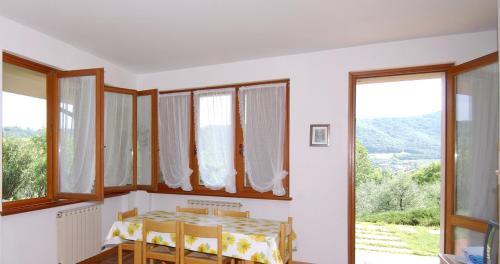 Garda Apartment Sleeps 6 With Pool And Wifi