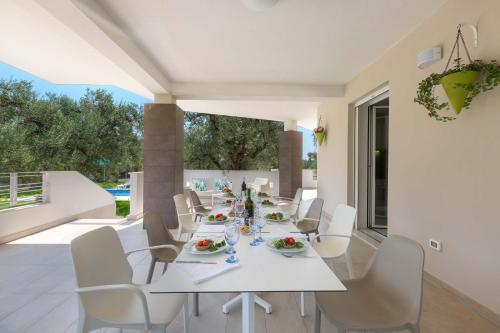 Leverano Villa Sleeps 8 With Pool Air Con And Wifi