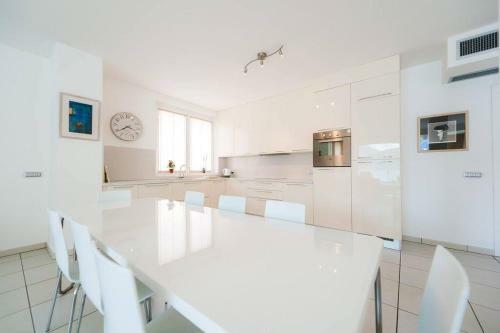 Modern 3 Bedroom Apartment On Lake Maggiore