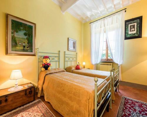 Massa Villa Sleeps 12 With Pool And Air Con