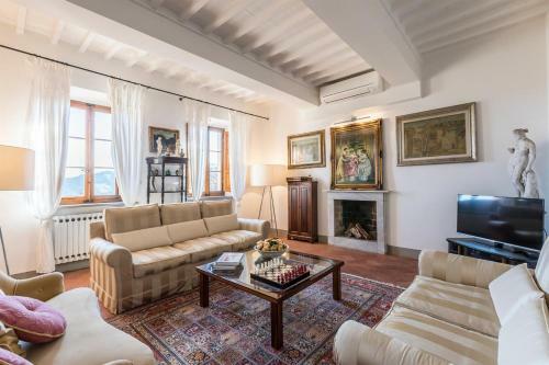 Massa Villa Sleeps 12 With Pool And Air Con