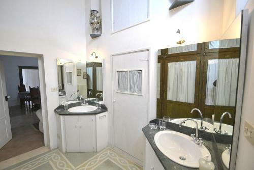 Monopoli Villa Sleeps 8 Pool Air Con Wifi