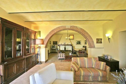 Monticchiello Gite Sleeps 12 With Pool And Air Con