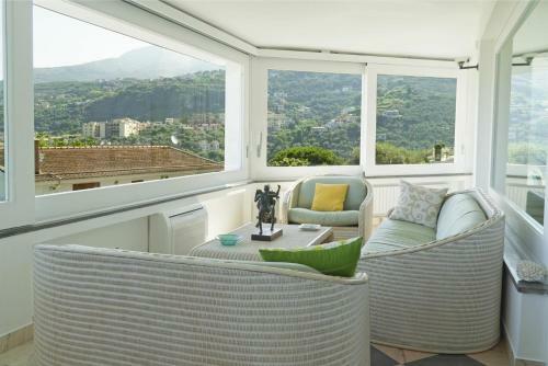 Villa In Seiano Sleeps 10 With Pool Air Con And Wifi