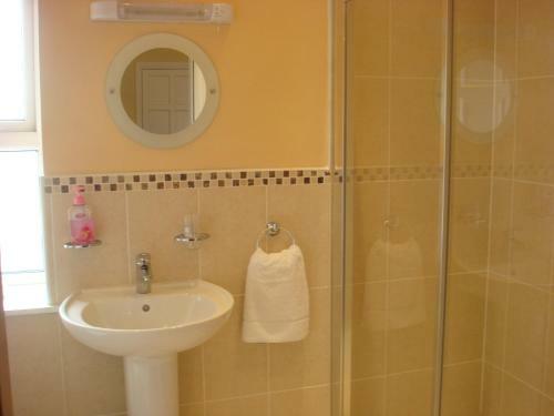 Hostal Shines Guesthouse