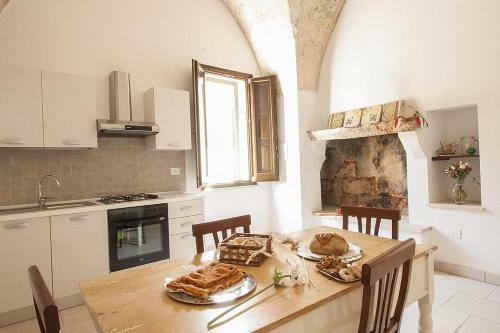 Racale Villa Sleeps 16 With Pool And Air Con
