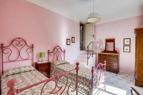 Radicofani Villa Sleeps 28 With Pool