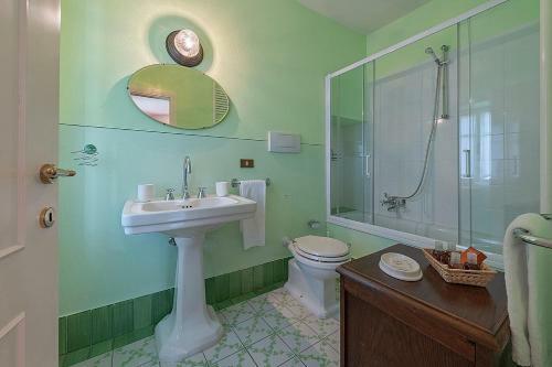 Rezzonico Villa Sleeps 8 Wifi
