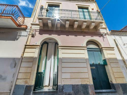 Homey Apartment In Riposto With Balcony