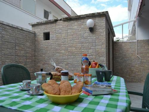 Apartment Near The Beach With Air Conditioning; Pets Allowed