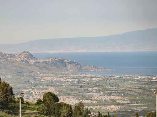 Valley-view Apartment In Sant'alfio With Balcony