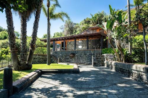 Villa In Santa Tecla Sleeps 8 With Pool And Air Con