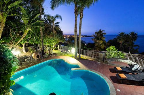 Villa In Santa Tecla Sleeps 8 With Pool And Air Con