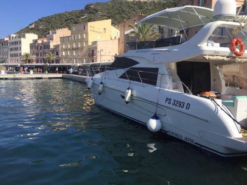 Barca Yacht A Motore