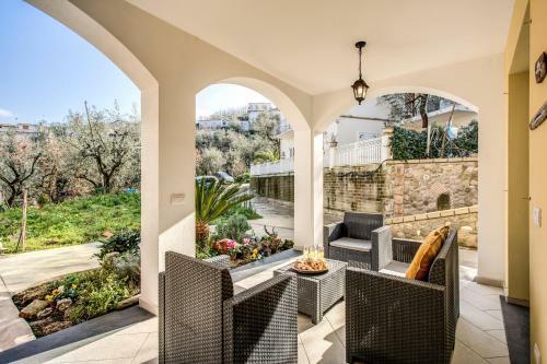 Golden Lemon - Modern House In Countryside