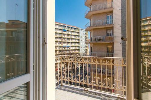 Pozzo Strada Bright Apartment - With Balconies