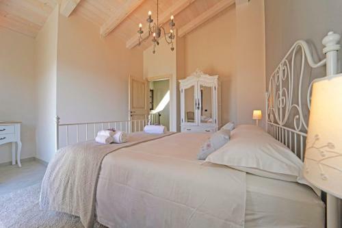 Salano Villa Sleeps 8 With Pool And Air Con