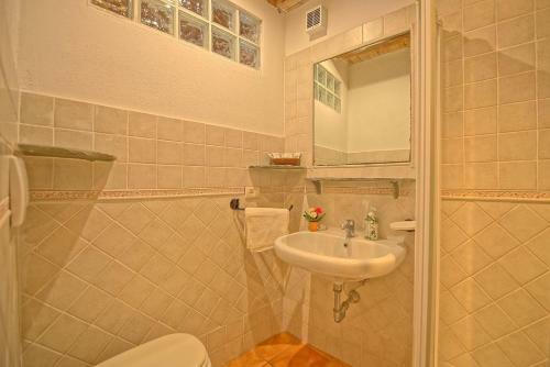 Legnaro Apartment Sleeps 5 With Air Con And Wifi