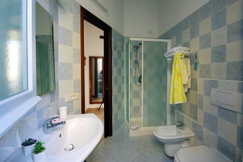 Mezzegra Villa Sleeps 5 Pool Wifi