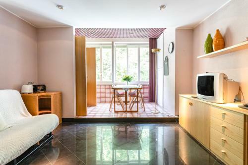 Apartment With Private Parking & Shared Pool!