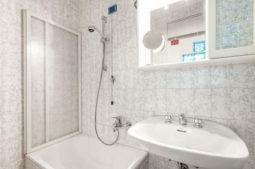 Apartment With Private Parking & Shared Pool!