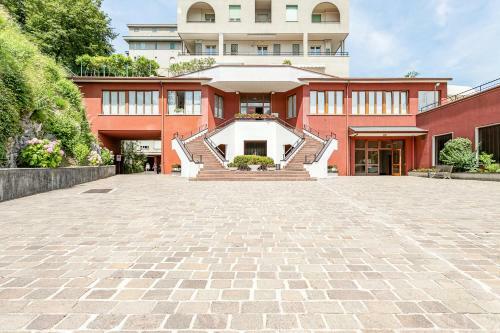 Apartment With Private Parking & Shared Pool!