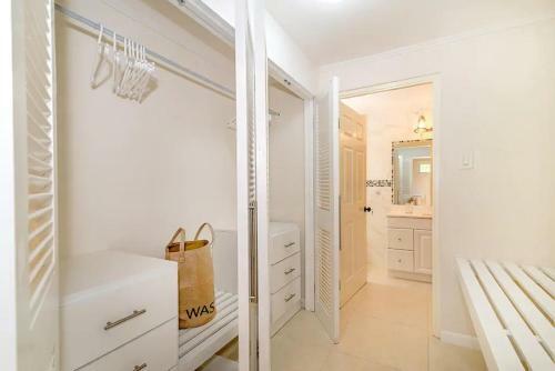 New 3-bed On Hip Strip, Beach Access, Sleeps 8