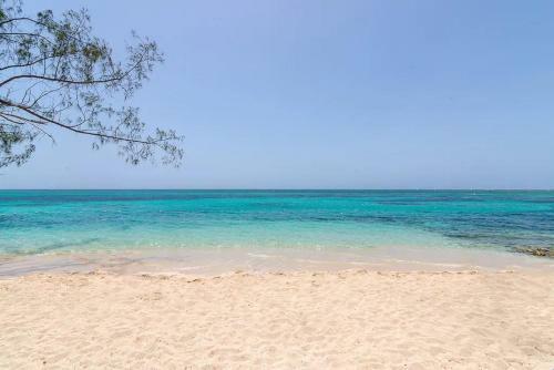 New 3-bed On Hip Strip, Beach Access, Sleeps 8