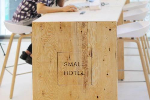Small Hotel - Hondori Shopping Arcade (3g)