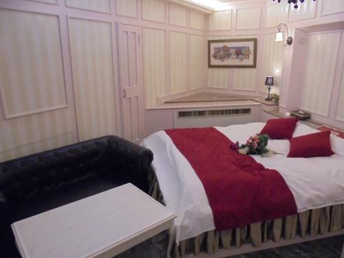 Hotel Moulin Rouge (Adult Only)