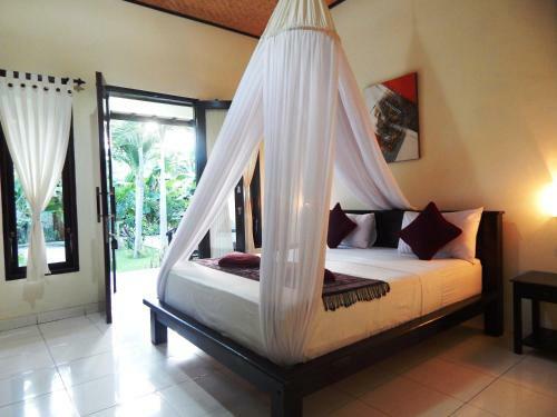 Hostal Giri Sari Guest House