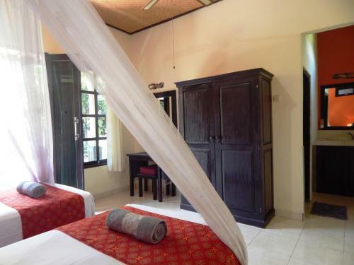 Hostal Giri Sari Guest House