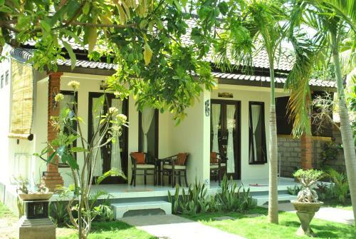 Hostal Giri Sari Guest House