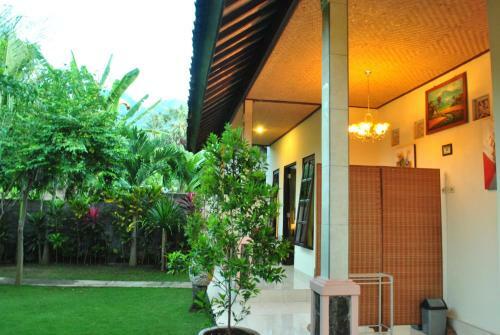 Hostal Giri Sari Guest House