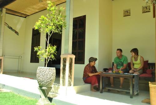 Hostal Giri Sari Guest House