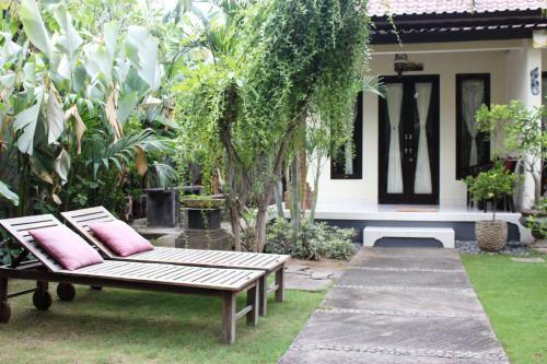 Hostal Giri Sari Guest House