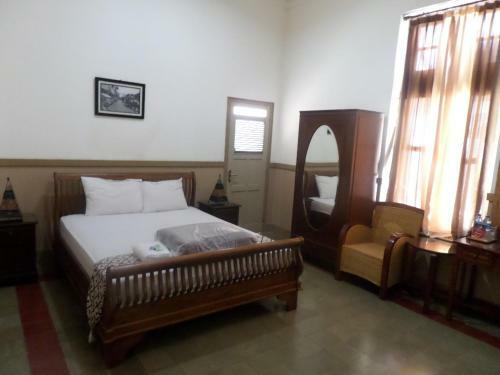 Hostal Ndalem Suratin Guesthouse