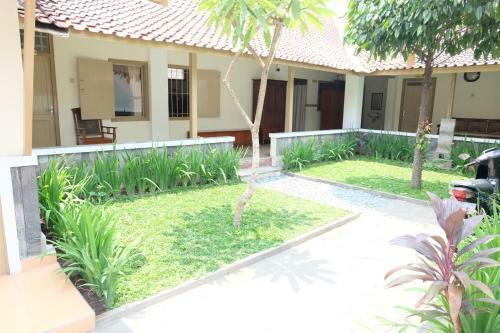 Hostal Ndalem Suratin Guesthouse