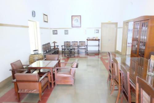 Hostal Ndalem Suratin Guesthouse